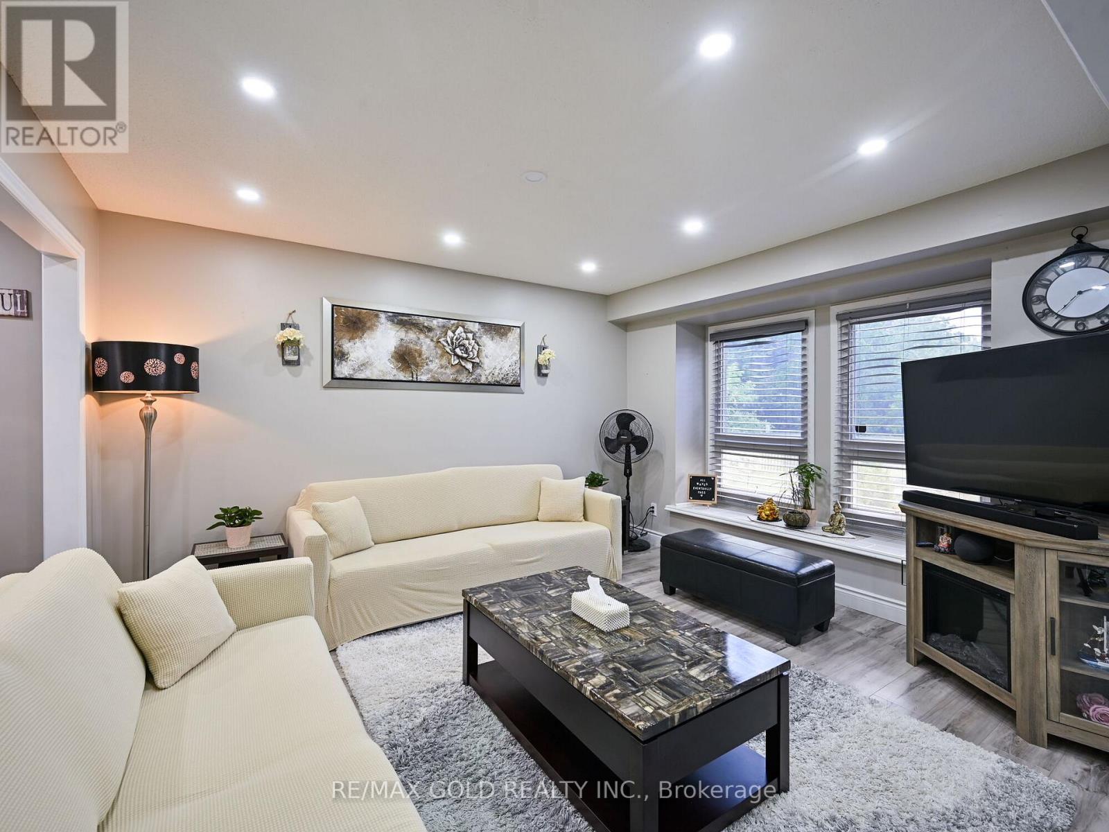 98 Centre Street N, Brampton, Ontario L6V 2Z3 - Photo 7 - W12369619