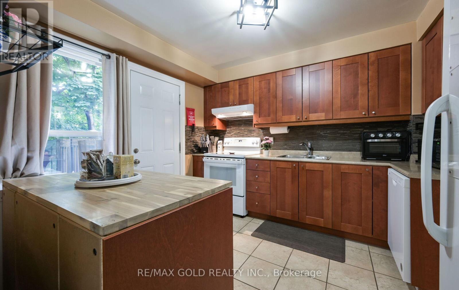 72 Courtleigh Square, Brampton, Ontario  L6Z 1J3 - Photo 10 - W12317549