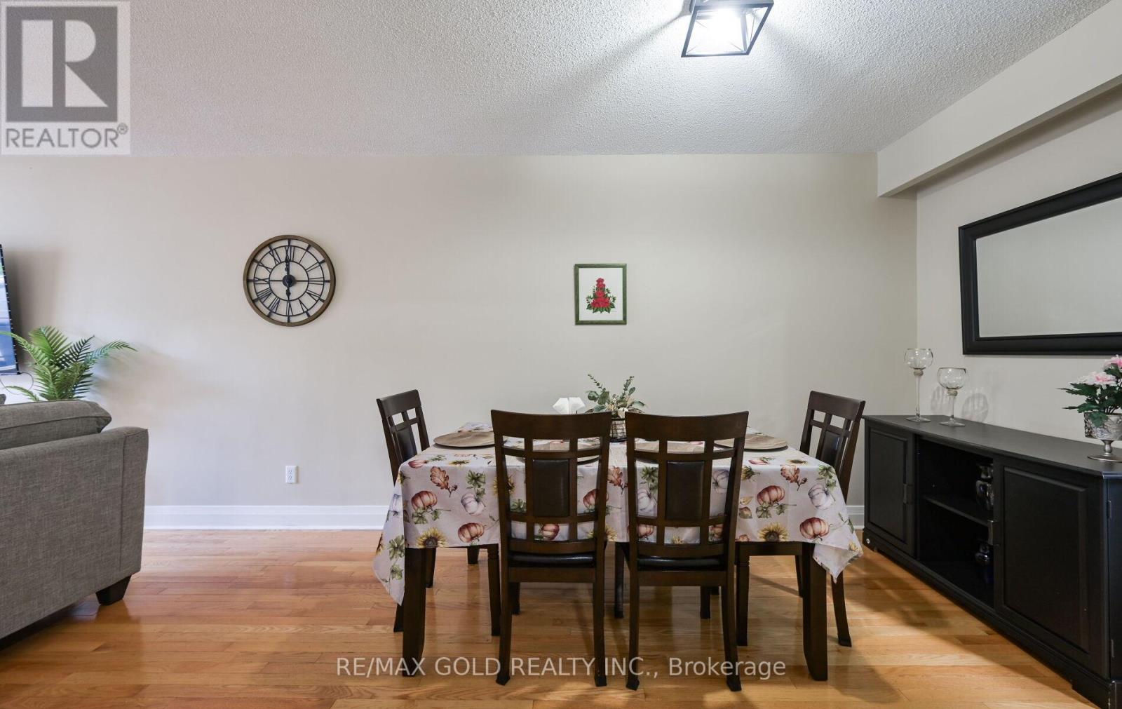 72 Courtleigh Square, Brampton, Ontario  L6Z 1J3 - Photo 8 - W12317549