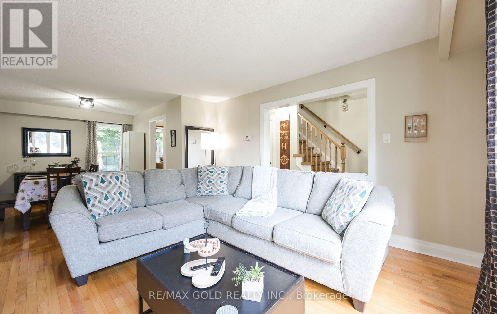 72 Courtleigh Square, Brampton, Ontario  L6Z 1J3 - Photo 6 - W12317549