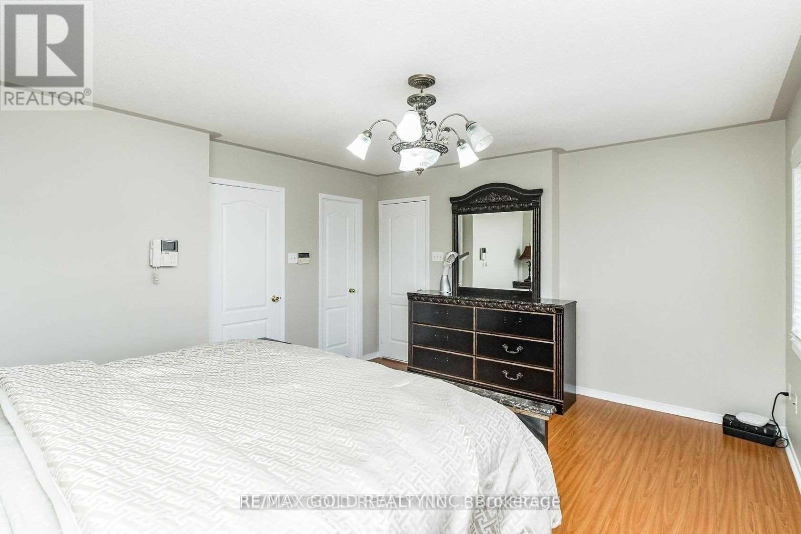 136 Bunchberry Way, Brampton, Ontario  L6R 2C3 - Photo 13 - W12416595