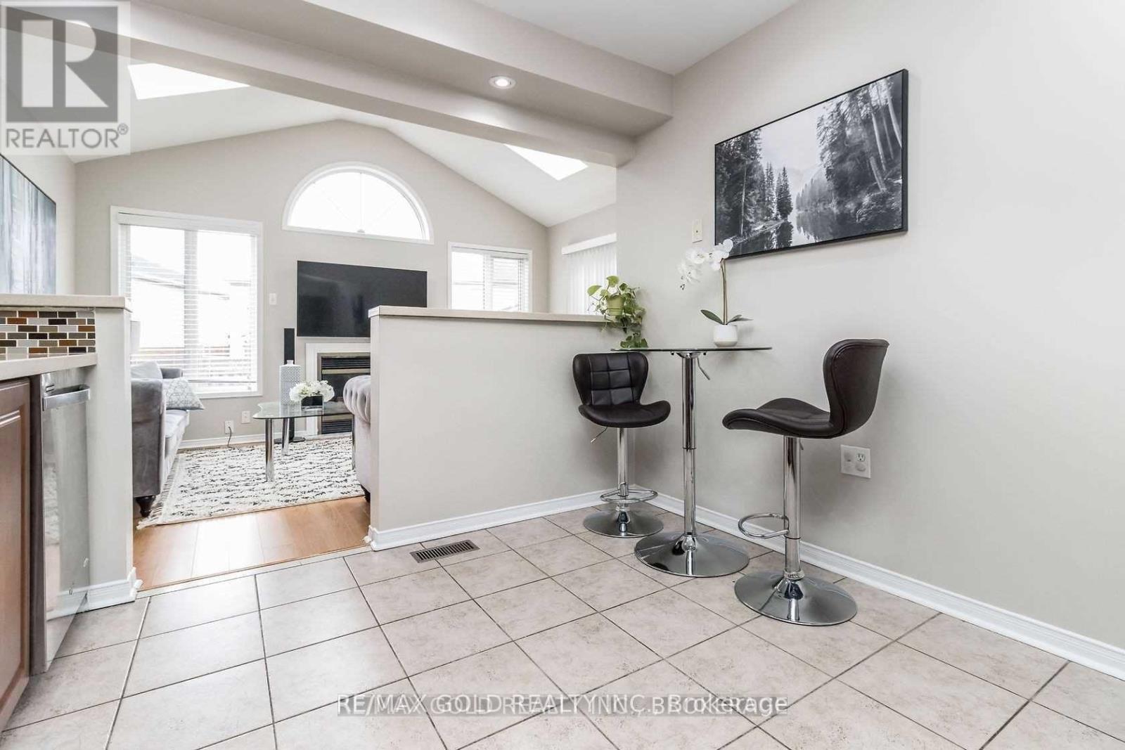 136 Bunchberry Way, Brampton, Ontario  L6R 2C3 - Photo 8 - W12416595