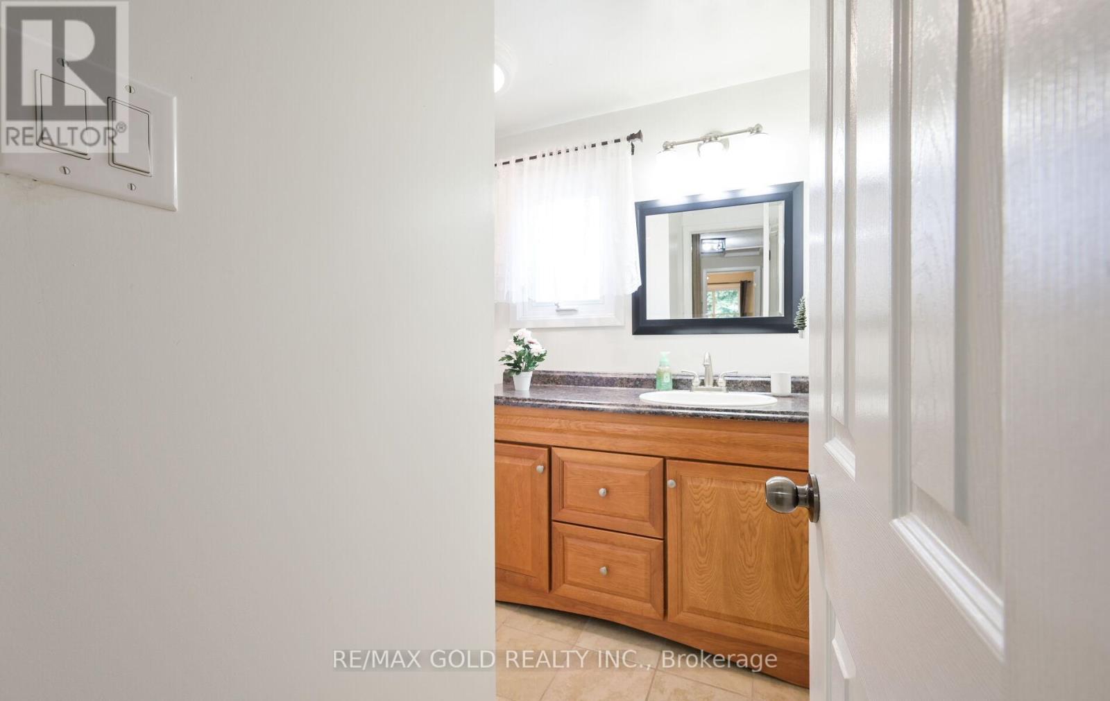 72 Courtleigh Square, Brampton, Ontario  L6Z 1J3 - Photo 19 - W12317549