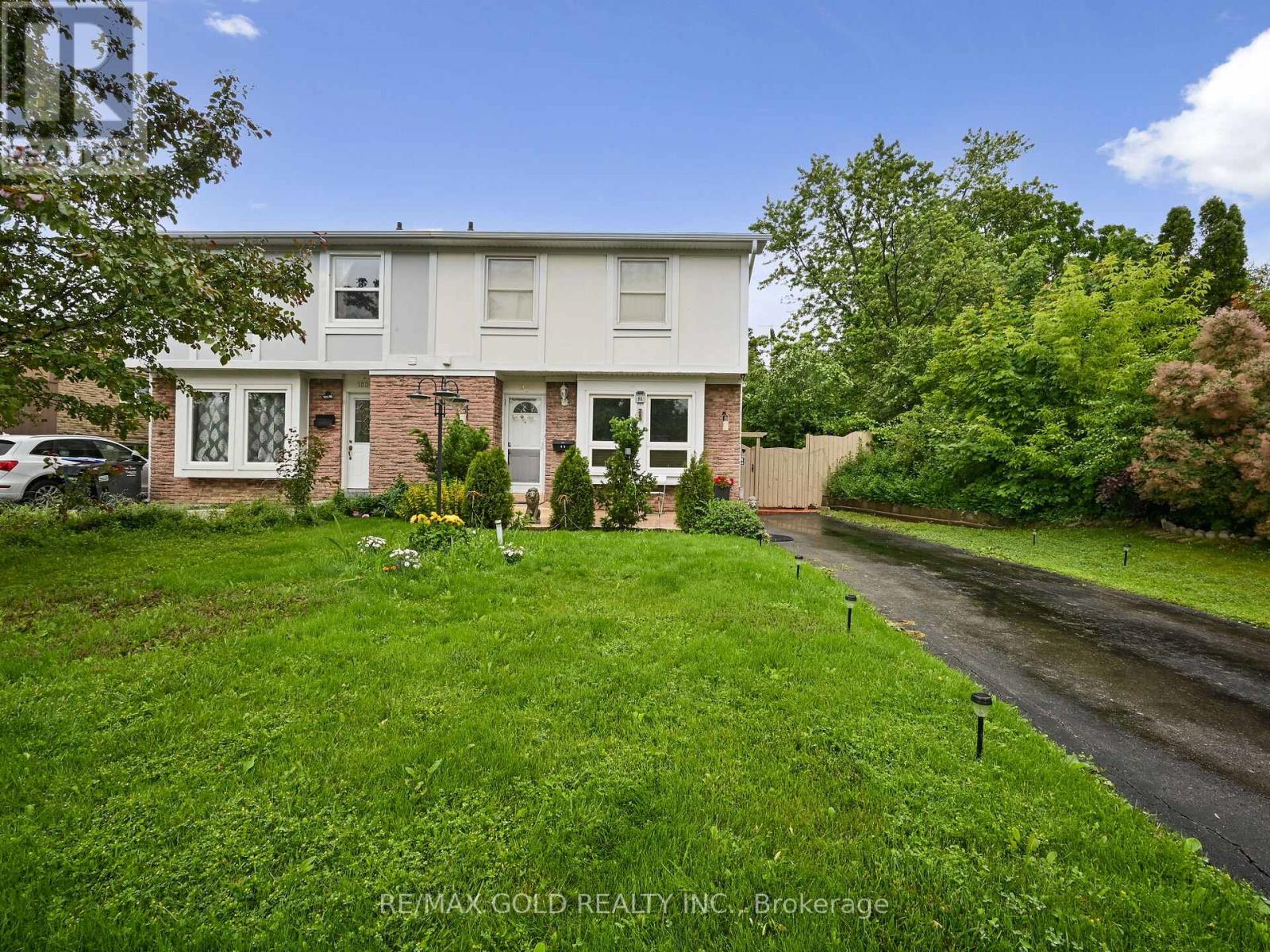 98 Centre Street N, Brampton, Ontario L6V 2Z3 - Photo 2 - W12369619