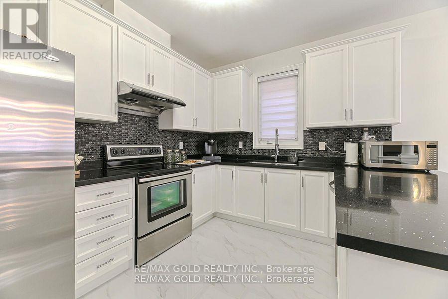 9 Natronia Trail, Brampton, Ontario  L6P 3N1 - Photo 11 - W12422555