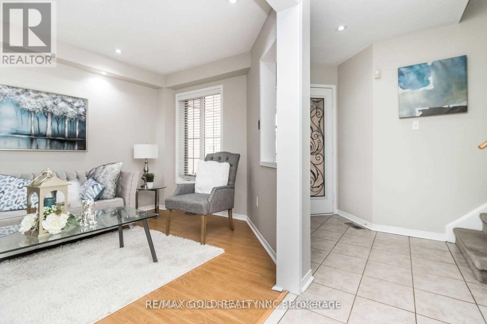 136 Bunchberry Way, Brampton, Ontario  L6R 2C3 - Photo 4 - W12416595