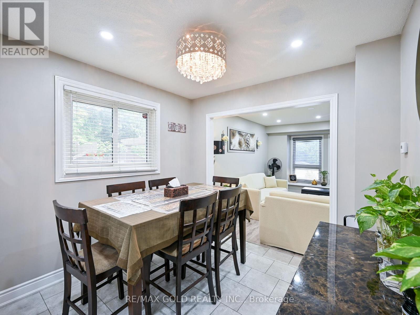 98 Centre Street N, Brampton, Ontario L6V 2Z3 - Photo 10 - W12369619