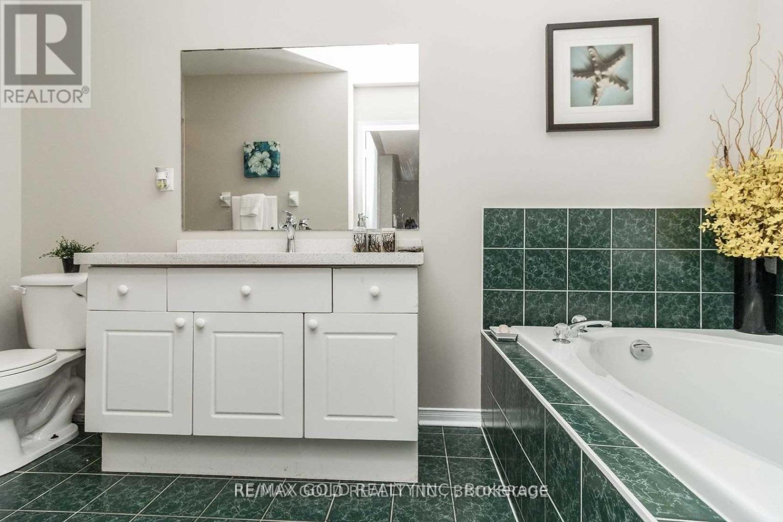 136 Bunchberry Way, Brampton, Ontario  L6R 2C3 - Photo 14 - W12416595