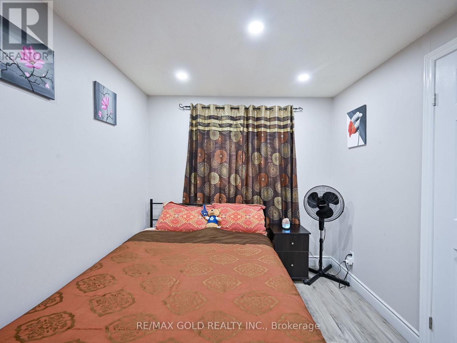 98 Centre Street N, Brampton, Ontario L6V 2Z3 - Photo 16 - W12369619