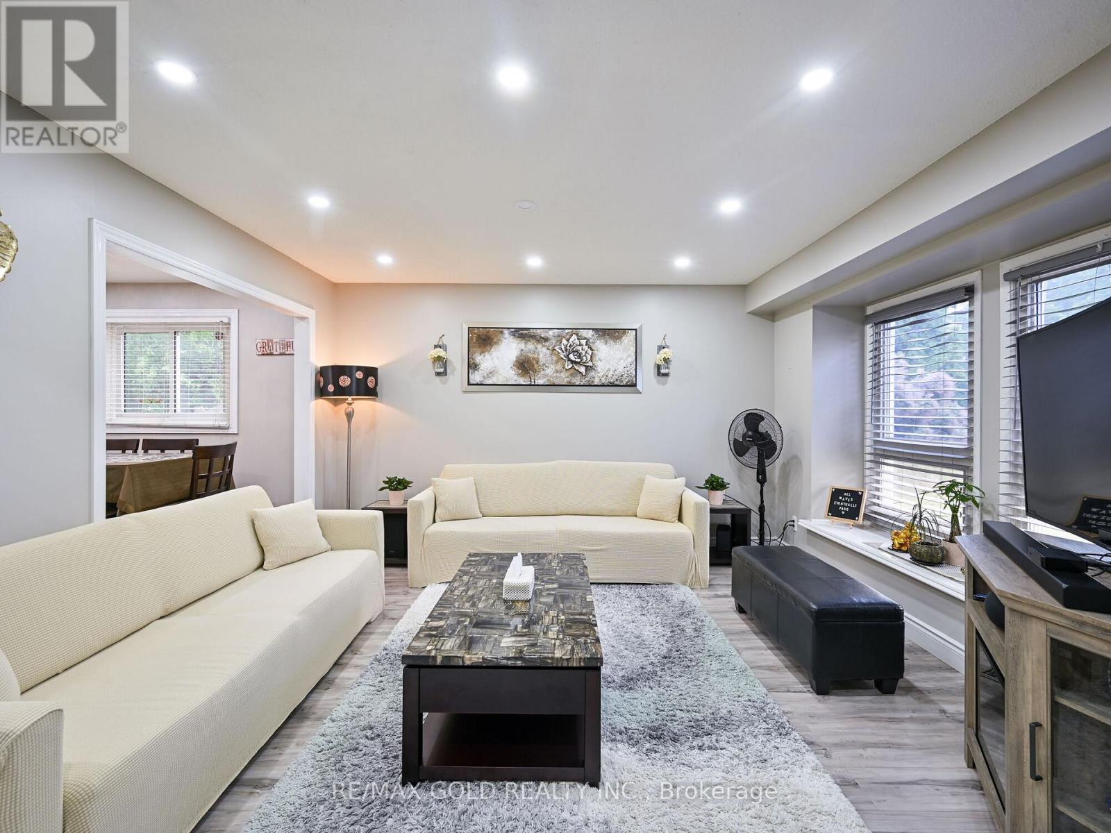 98 Centre Street N, Brampton, Ontario L6V 2Z3 - Photo 6 - W12369619