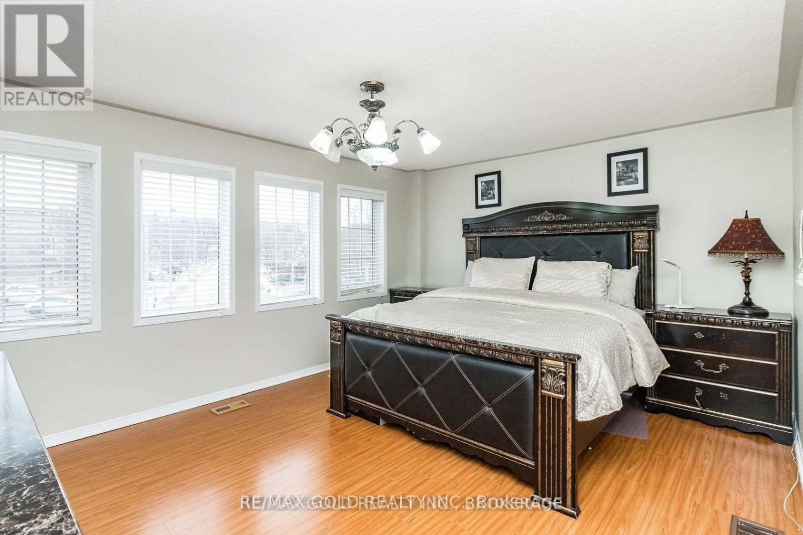 136 Bunchberry Way, Brampton, Ontario  L6R 2C3 - Photo 18 - W12416595