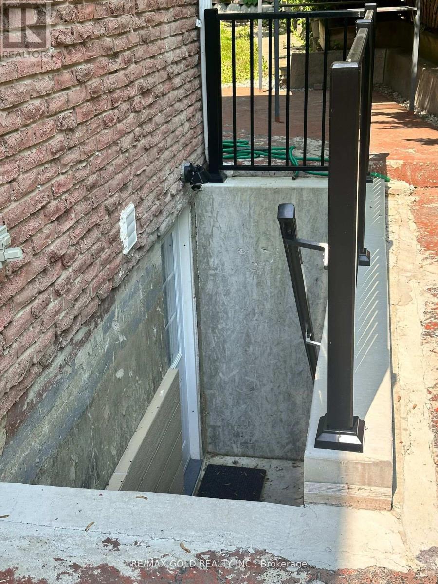 98 Centre Street N, Brampton, Ontario L6V 2Z3 - Photo 27 - W12369619