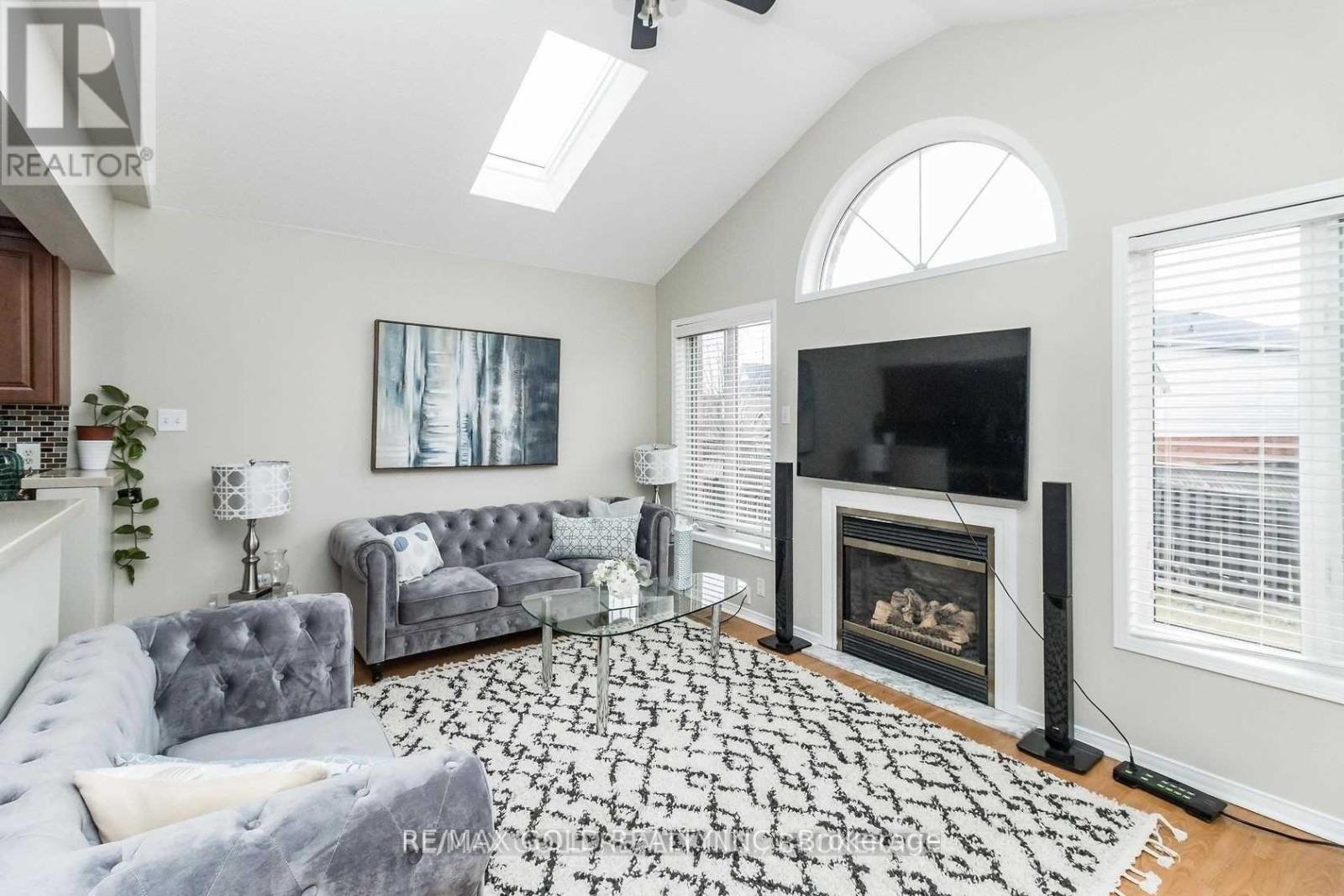 136 Bunchberry Way, Brampton, Ontario  L6R 2C3 - Photo 11 - W12416595