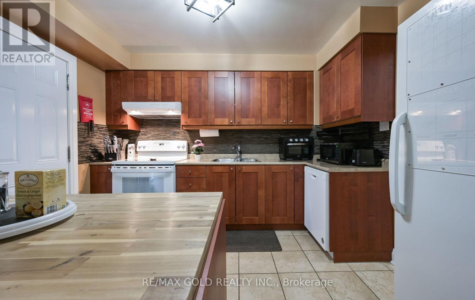 72 Courtleigh Square, Brampton, Ontario  L6Z 1J3 - Photo 11 - W12317549