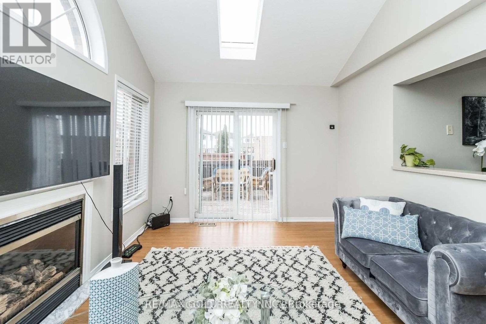 136 Bunchberry Way, Brampton, Ontario  L6R 2C3 - Photo 9 - W12416595