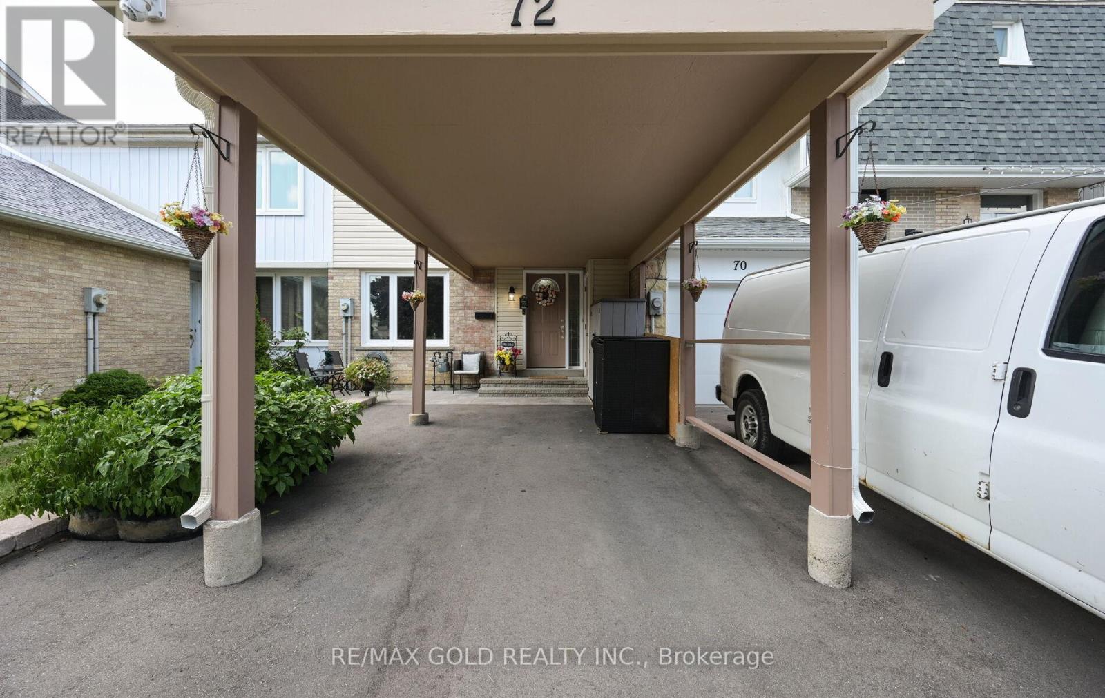 72 Courtleigh Square, Brampton, Ontario  L6Z 1J3 - Photo 2 - W12317549