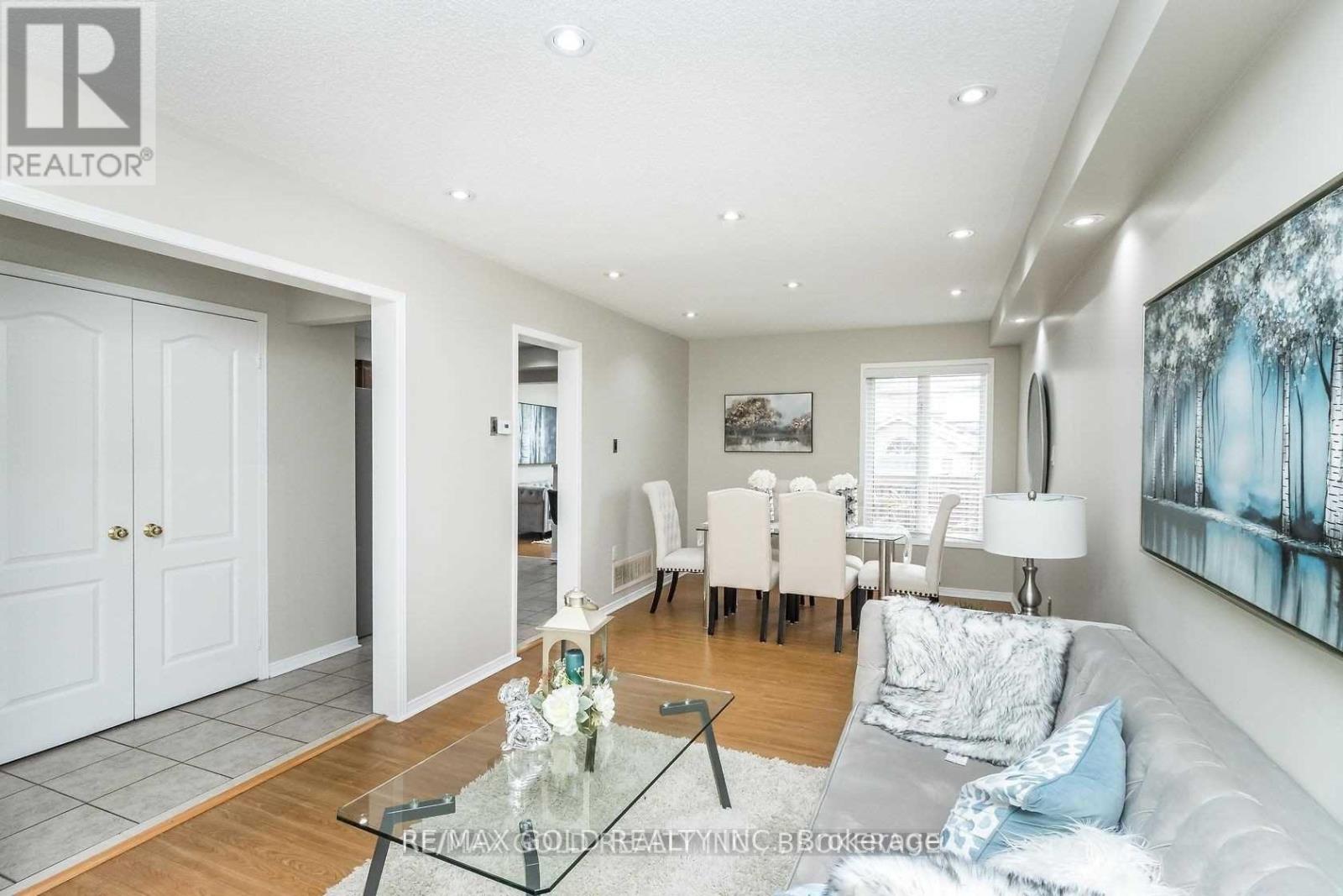 136 Bunchberry Way, Brampton, Ontario  L6R 2C3 - Photo 3 - W12416595