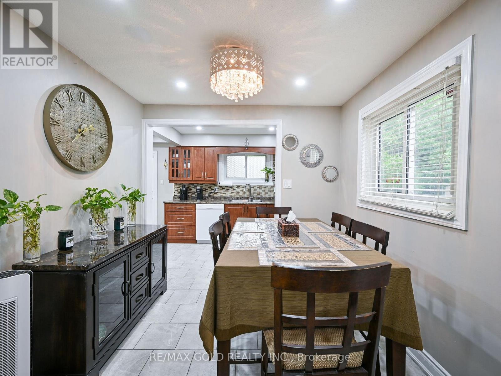 98 Centre Street N, Brampton, Ontario L6V 2Z3 - Photo 9 - W12369619