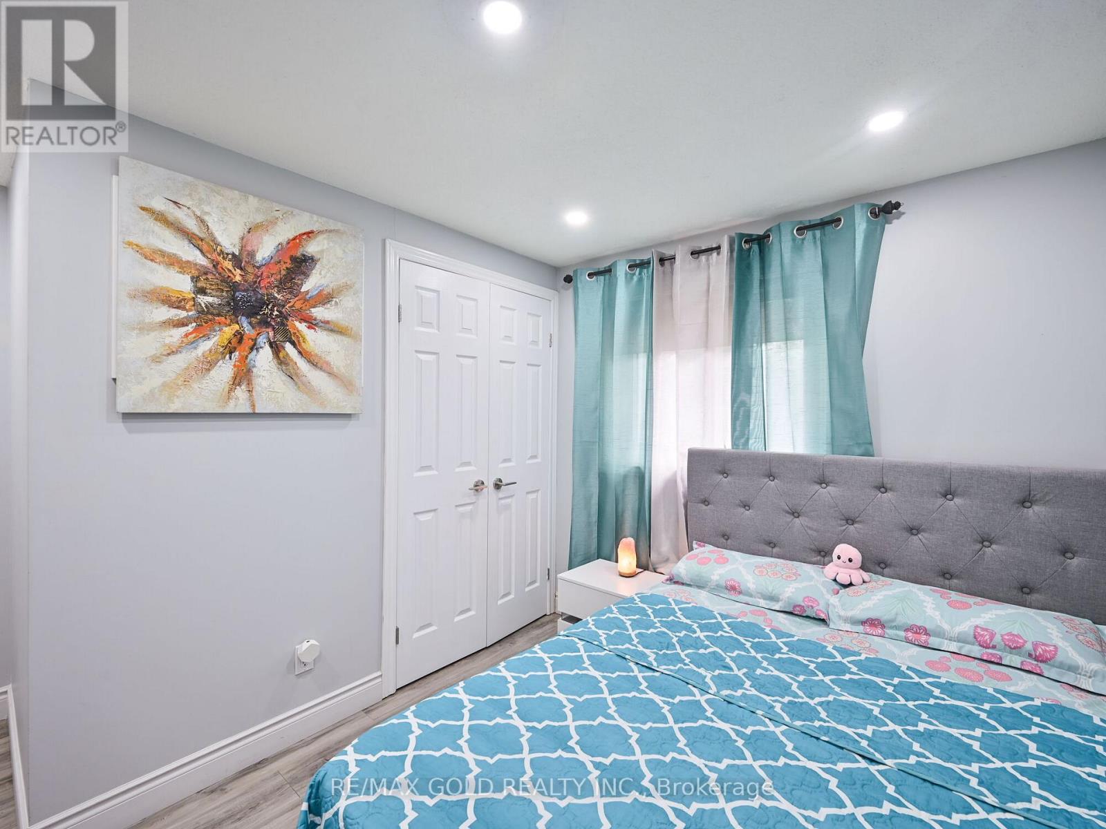 98 Centre Street N, Brampton, Ontario L6V 2Z3 - Photo 17 - W12369619