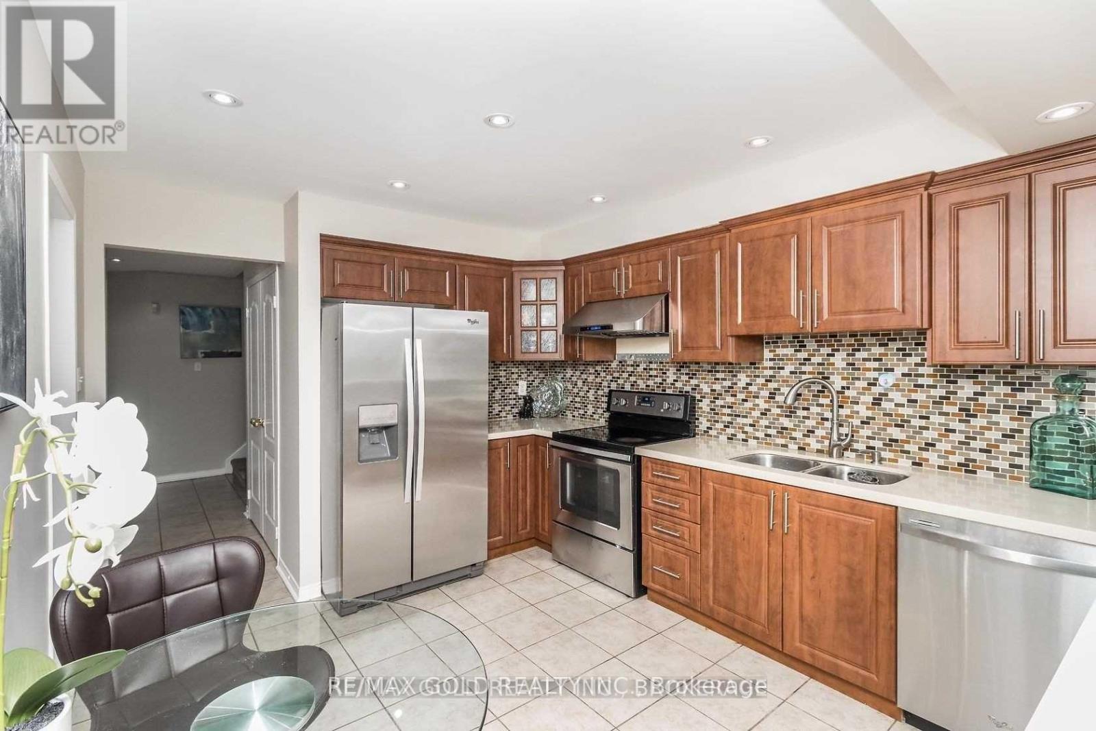 136 Bunchberry Way, Brampton, Ontario  L6R 2C3 - Photo 6 - W12416595