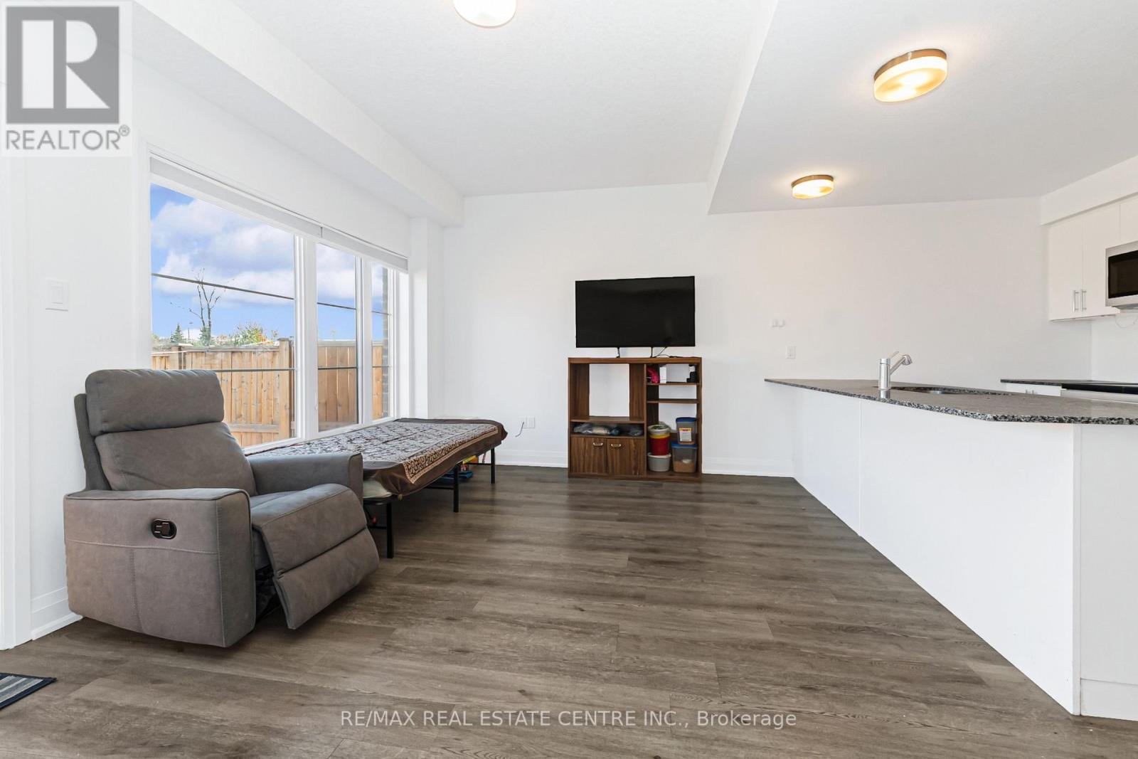 33 Steele Crescent, Guelph, Ontario  N1E 0S7 - Photo 14 - X12585126