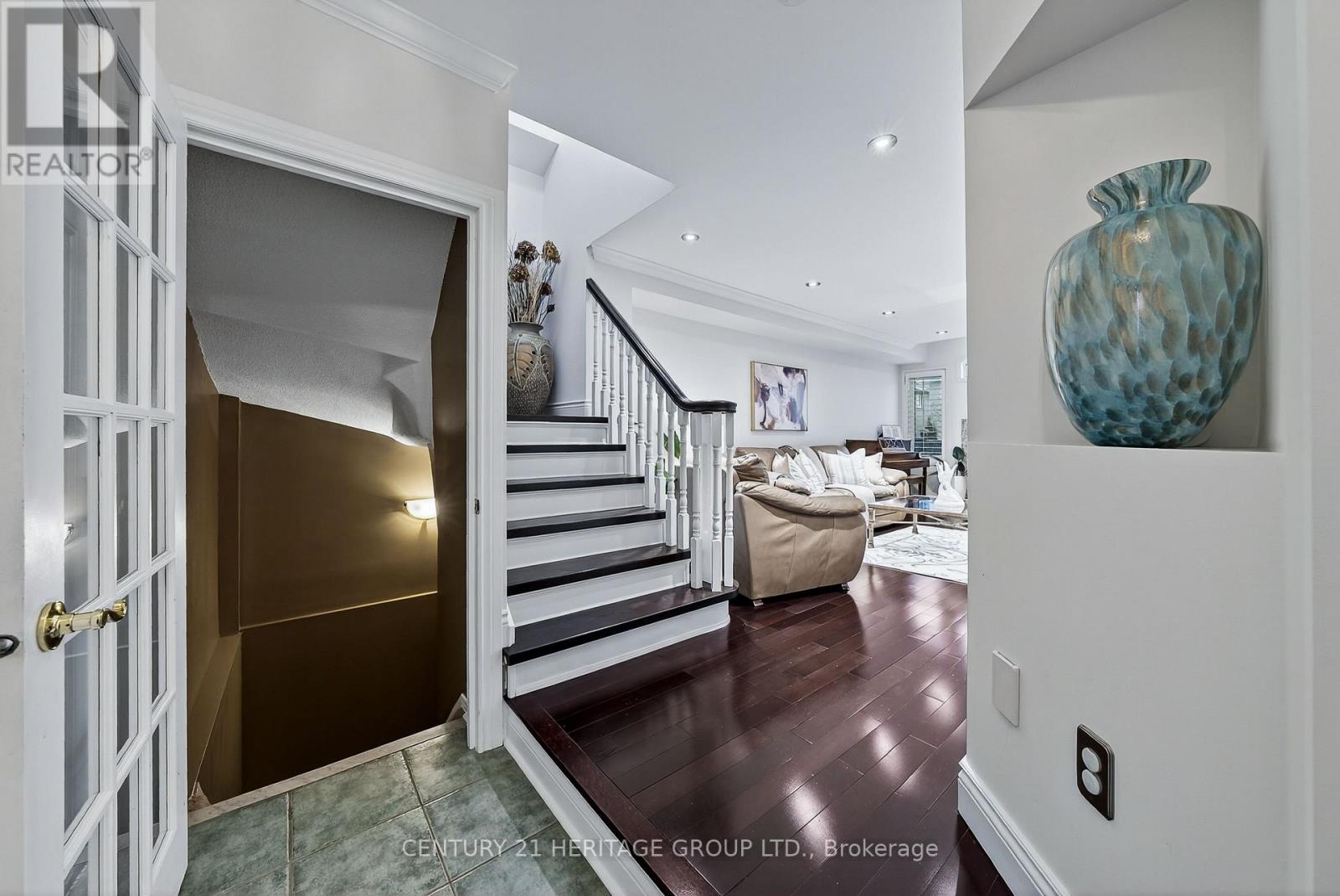 23 Long Point Drive, Richmond Hill, Ontario  L4E 3W9 - Photo 8 - N12582904