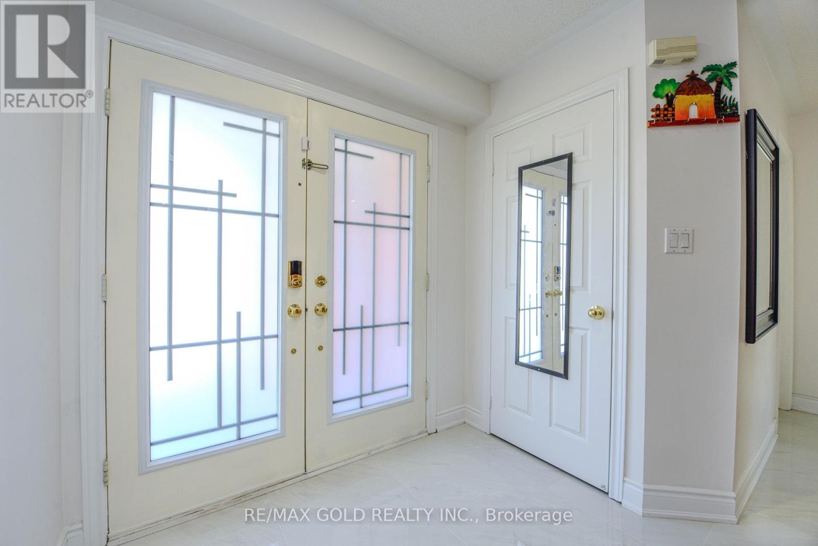 6828 Gracefield Drive, Mississauga, Ontario L5N 6T6 - Photo 3 - W12196948