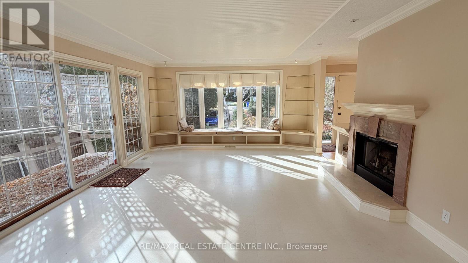 117 Watson Avenue, Oakville, Ontario L6J 3T5 - Photo 4 - W12494046