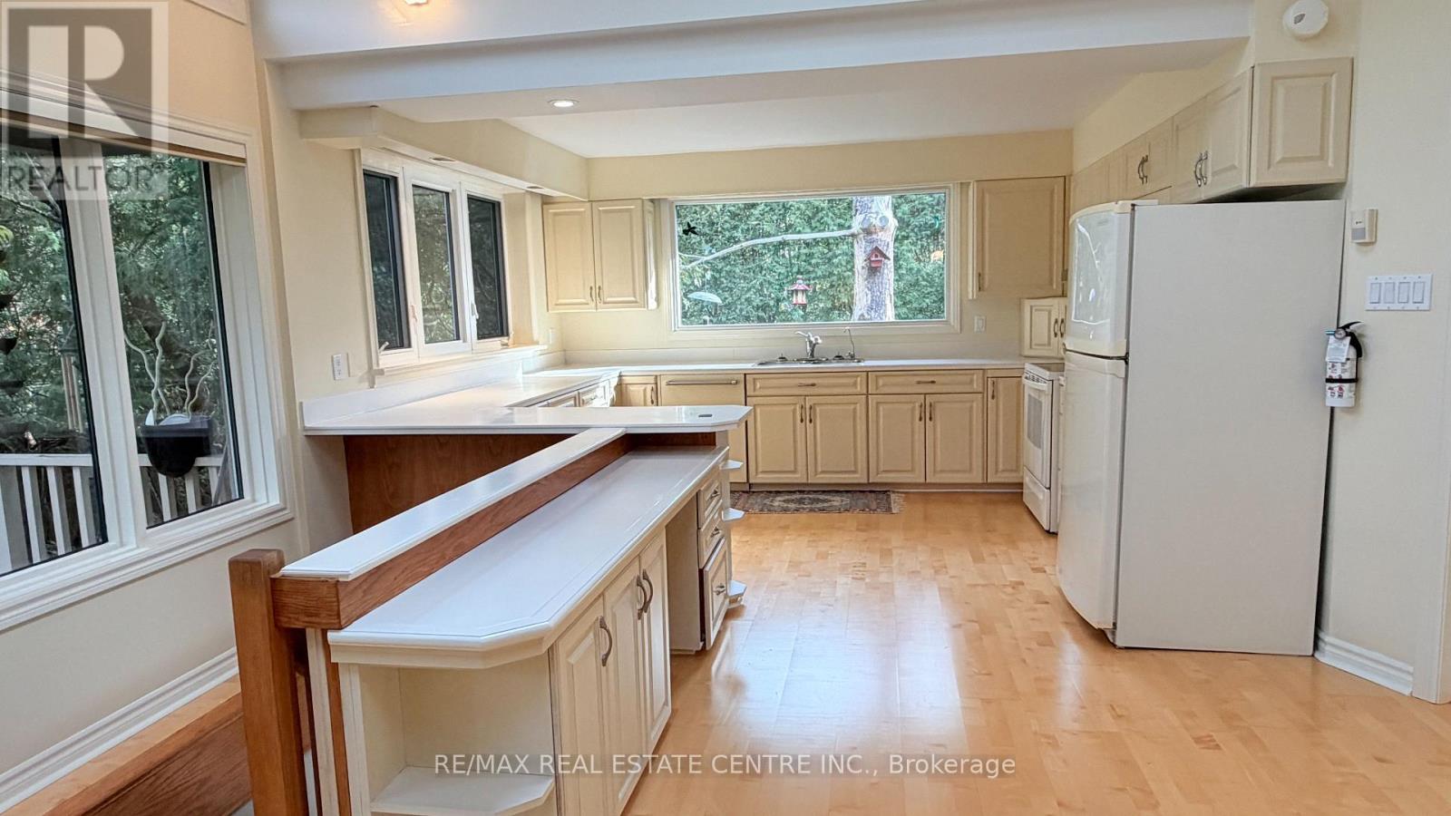 117 Watson Avenue, Oakville, Ontario L6J 3T5 - Photo 7 - W12494046