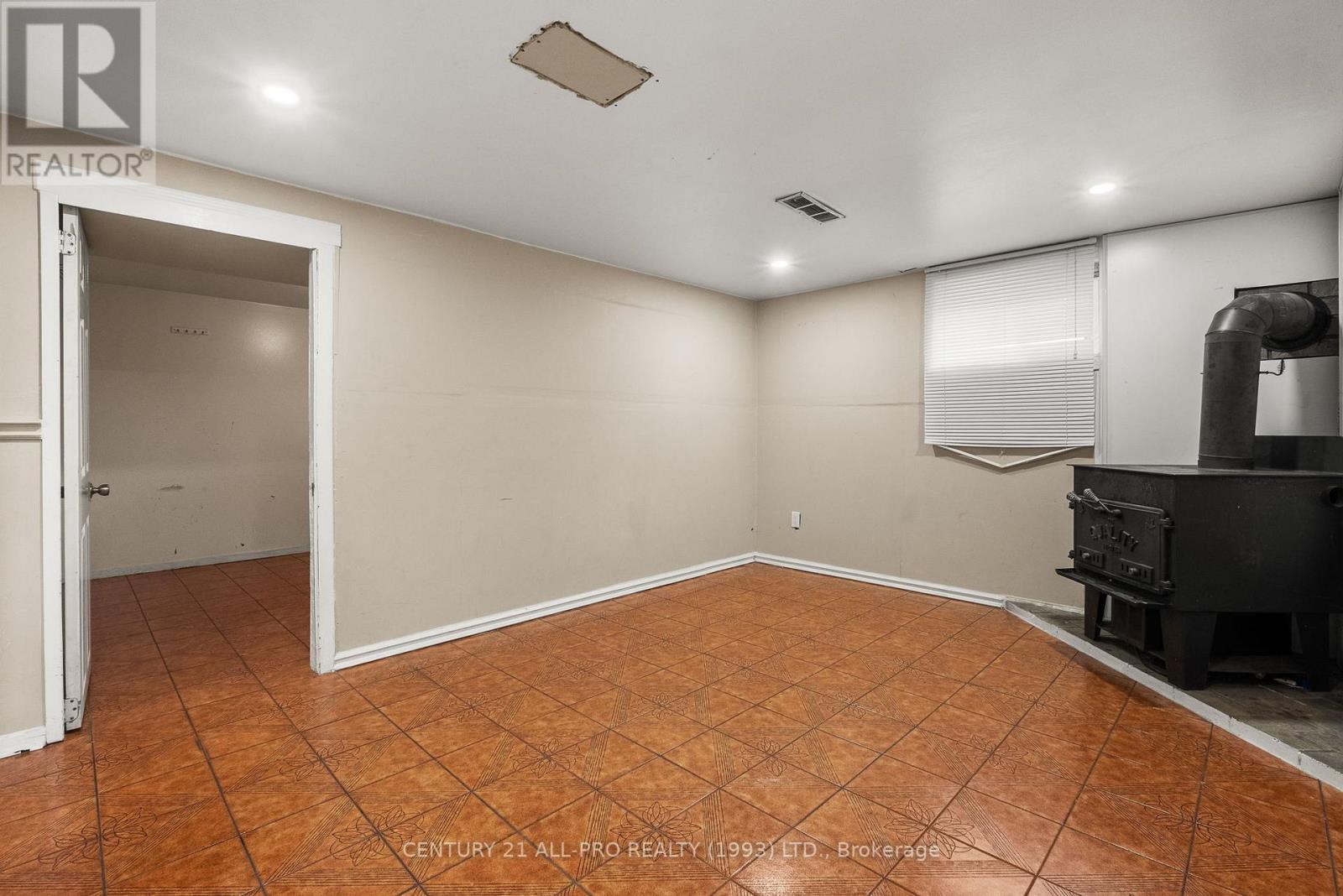 84 Goldsboro Road, Toronto, Ontario  M9L 1A7 - Photo 32 - W12435295