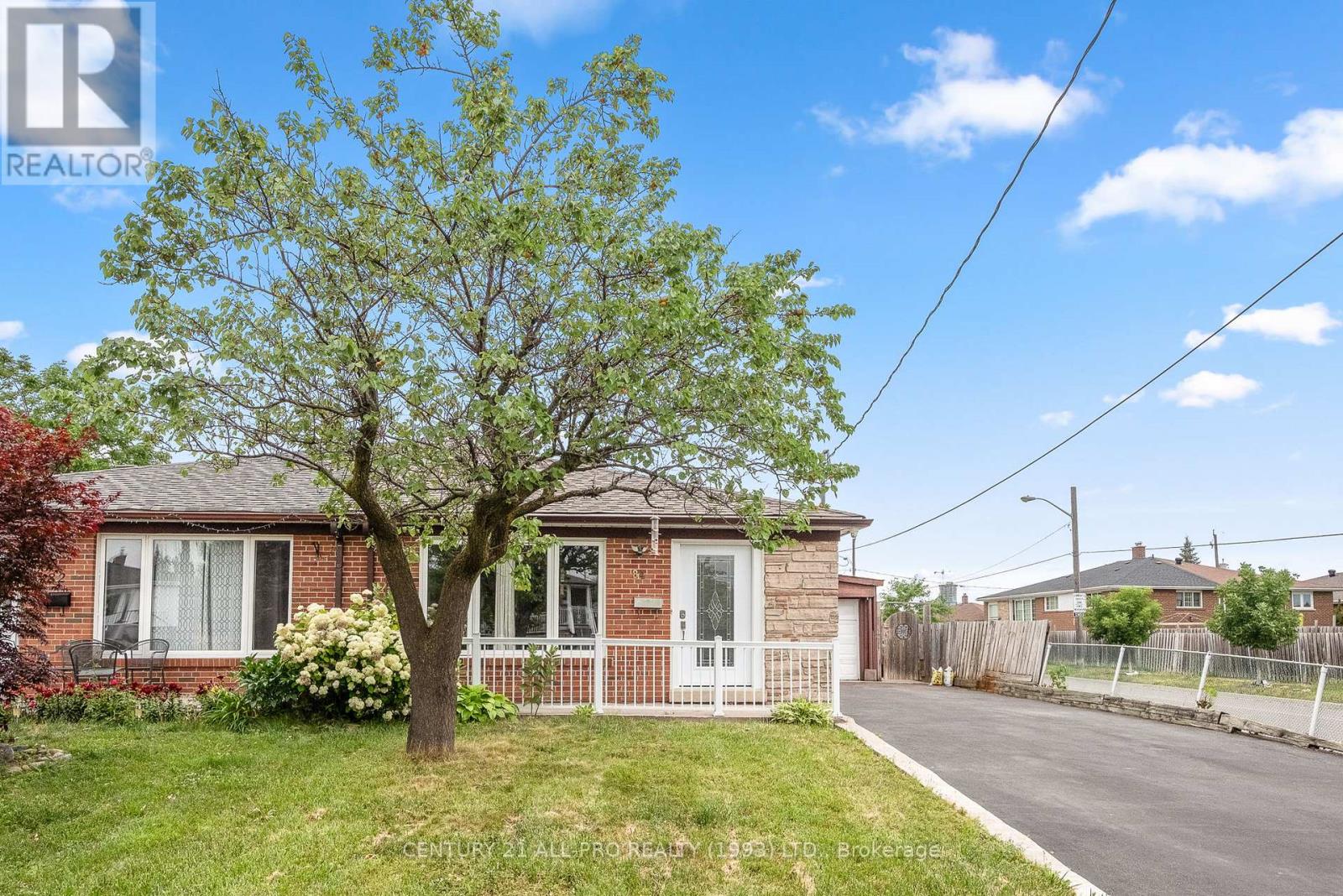 84 Goldsboro Road, Toronto, Ontario  M9L 1A7 - Photo 2 - W12478640