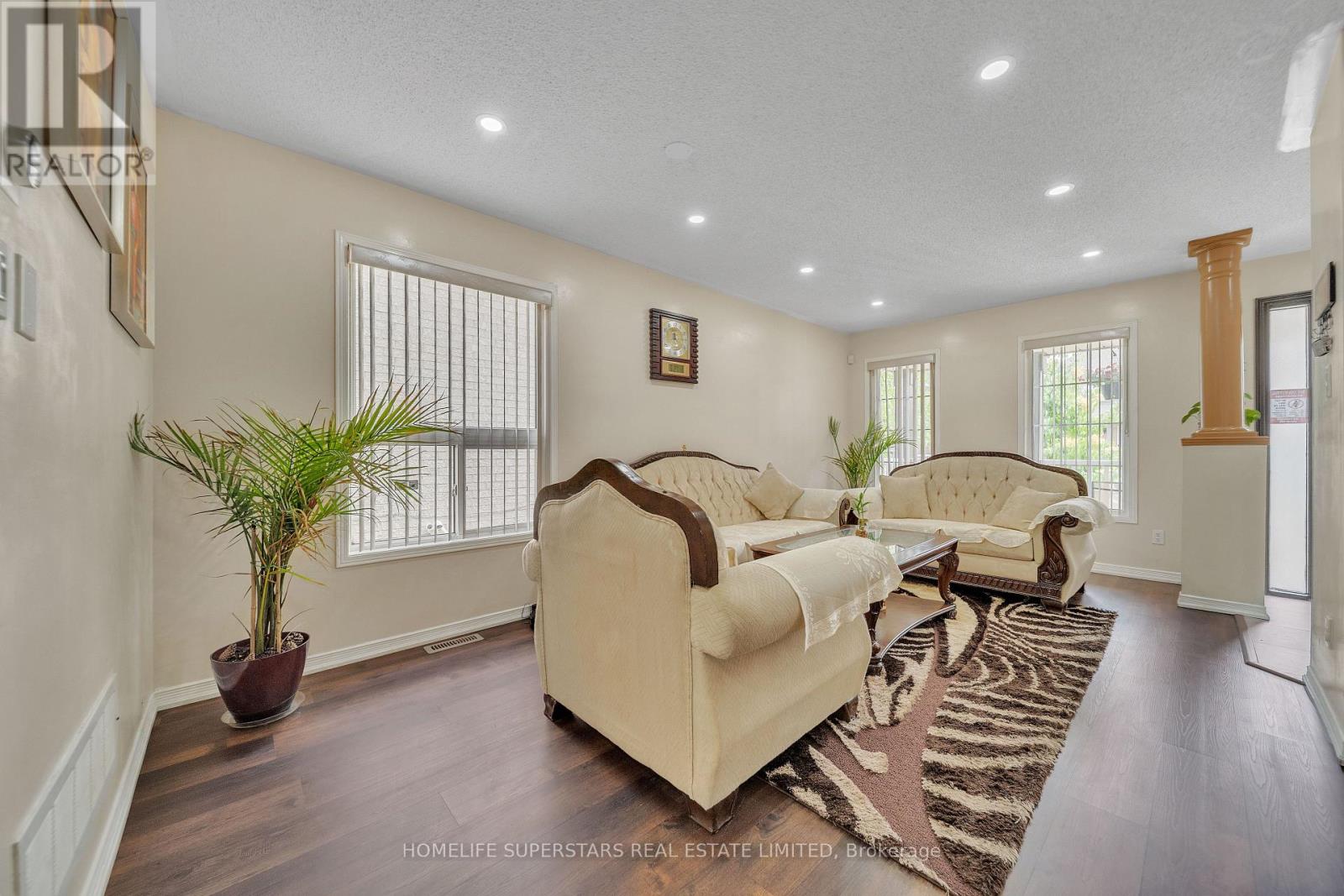 82 Jewel Crescent, Brampton, Ontario  L6R 2P4 - Photo 8 - W12585210