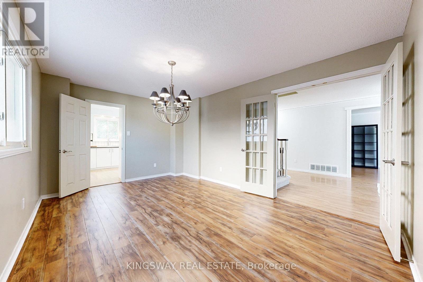 6059 Tillsdown Drive, Mississauga, Ontario  L5N 4M4 - Photo 3 - W12585274