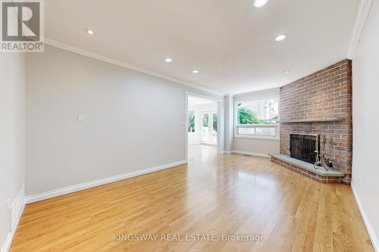 6059 Tillsdown Drive, Mississauga, Ontario  L5N 4M4 - Photo 4 - W12585274