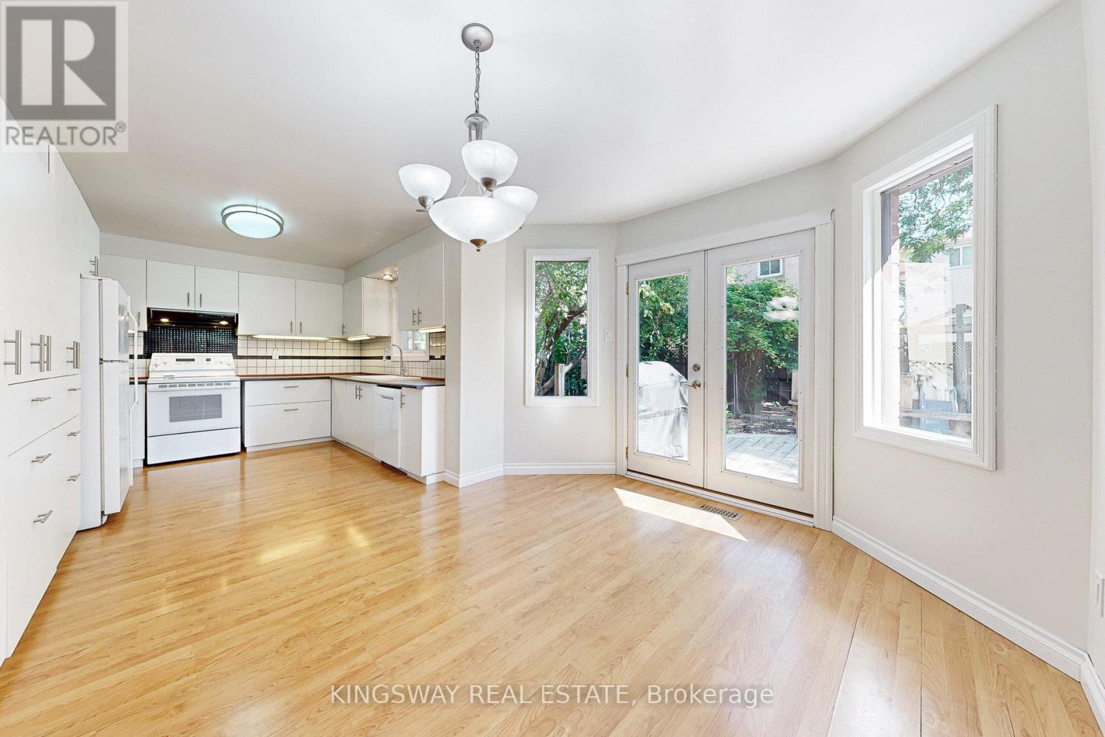 6059 Tillsdown Drive, Mississauga, Ontario  L5N 4M4 - Photo 5 - W12585274