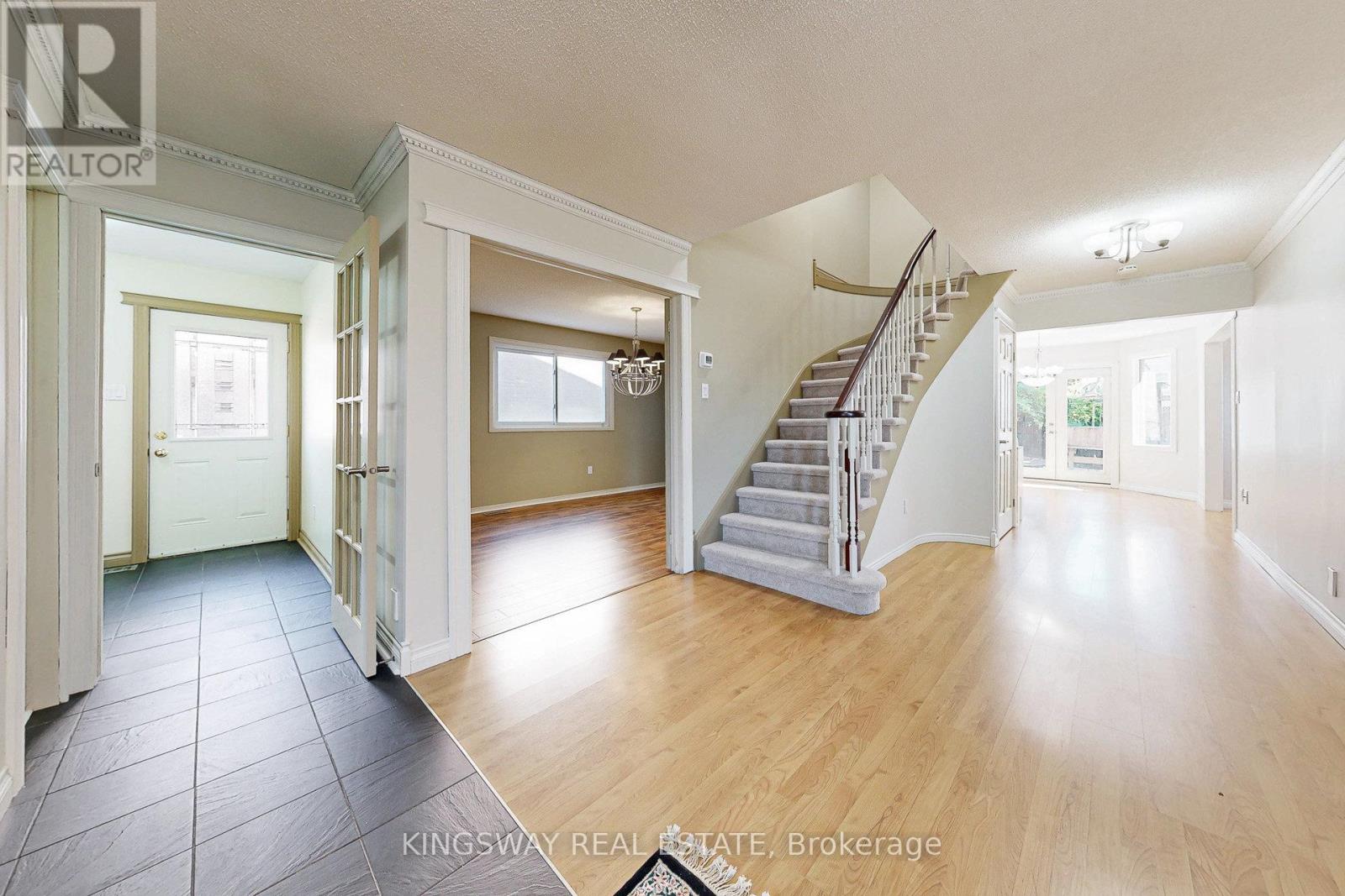 6059 Tillsdown Drive, Mississauga, Ontario  L5N 4M4 - Photo 6 - W12585274