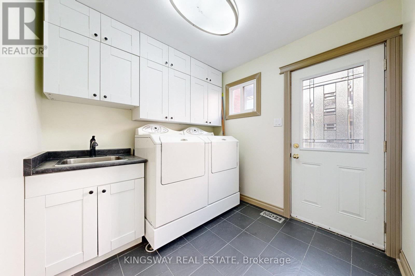 6059 Tillsdown Drive, Mississauga, Ontario  L5N 4M4 - Photo 8 - W12585274