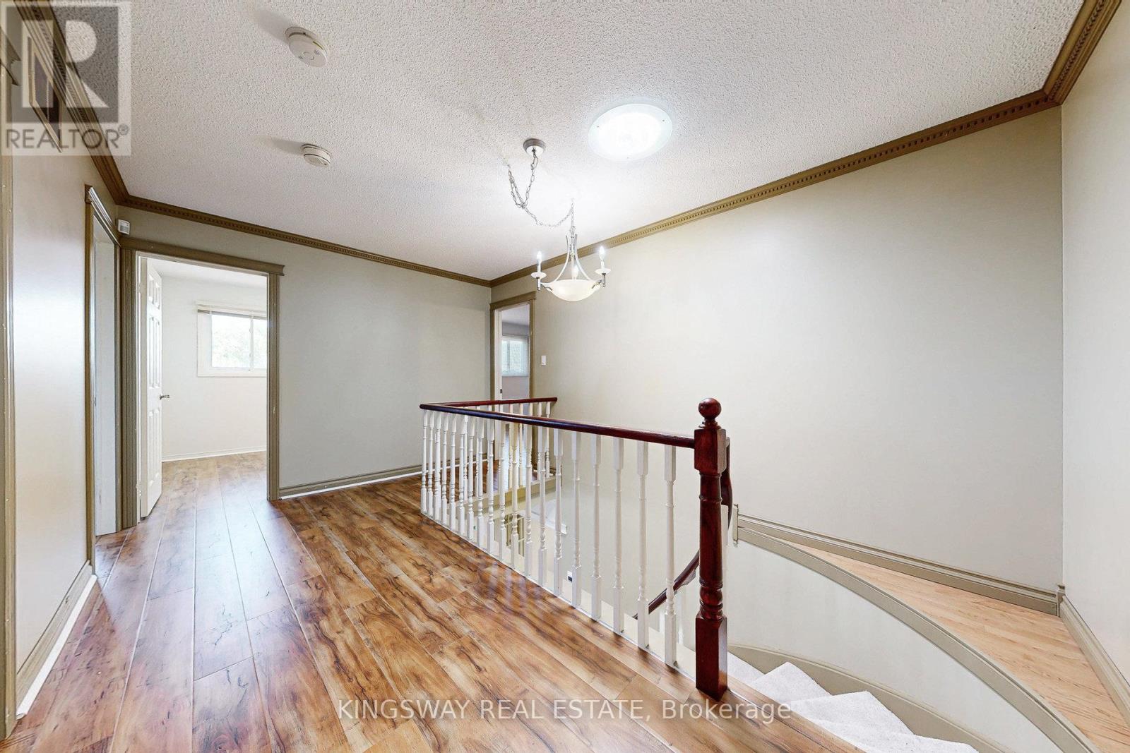 6059 Tillsdown Drive, Mississauga, Ontario  L5N 4M4 - Photo 9 - W12585274