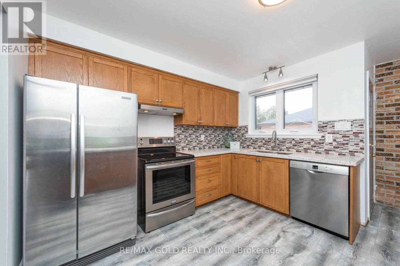 28 Devonshire Drive, Brampton, Ontario  L6T 3G3 - Photo 10 - W12585288