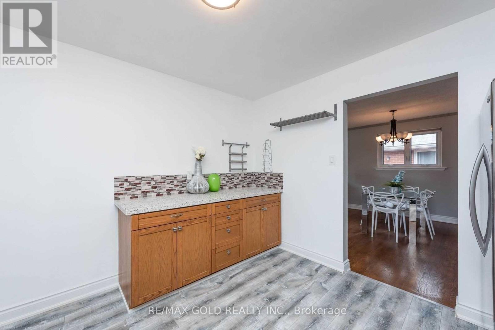 28 Devonshire Drive, Brampton, Ontario  L6T 3G3 - Photo 11 - W12585288