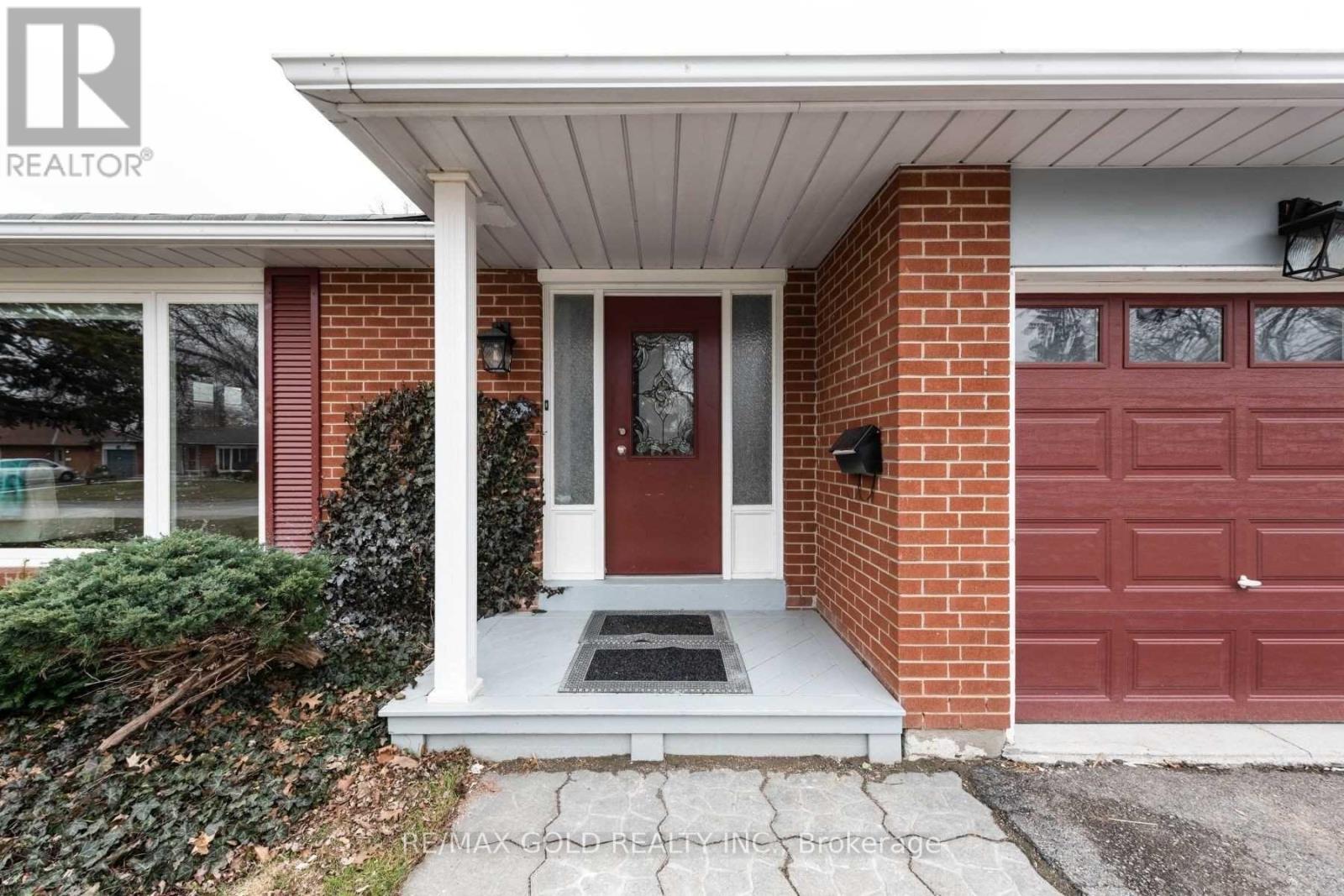 28 Devonshire Drive, Brampton, Ontario  L6T 3G3 - Photo 2 - W12585288