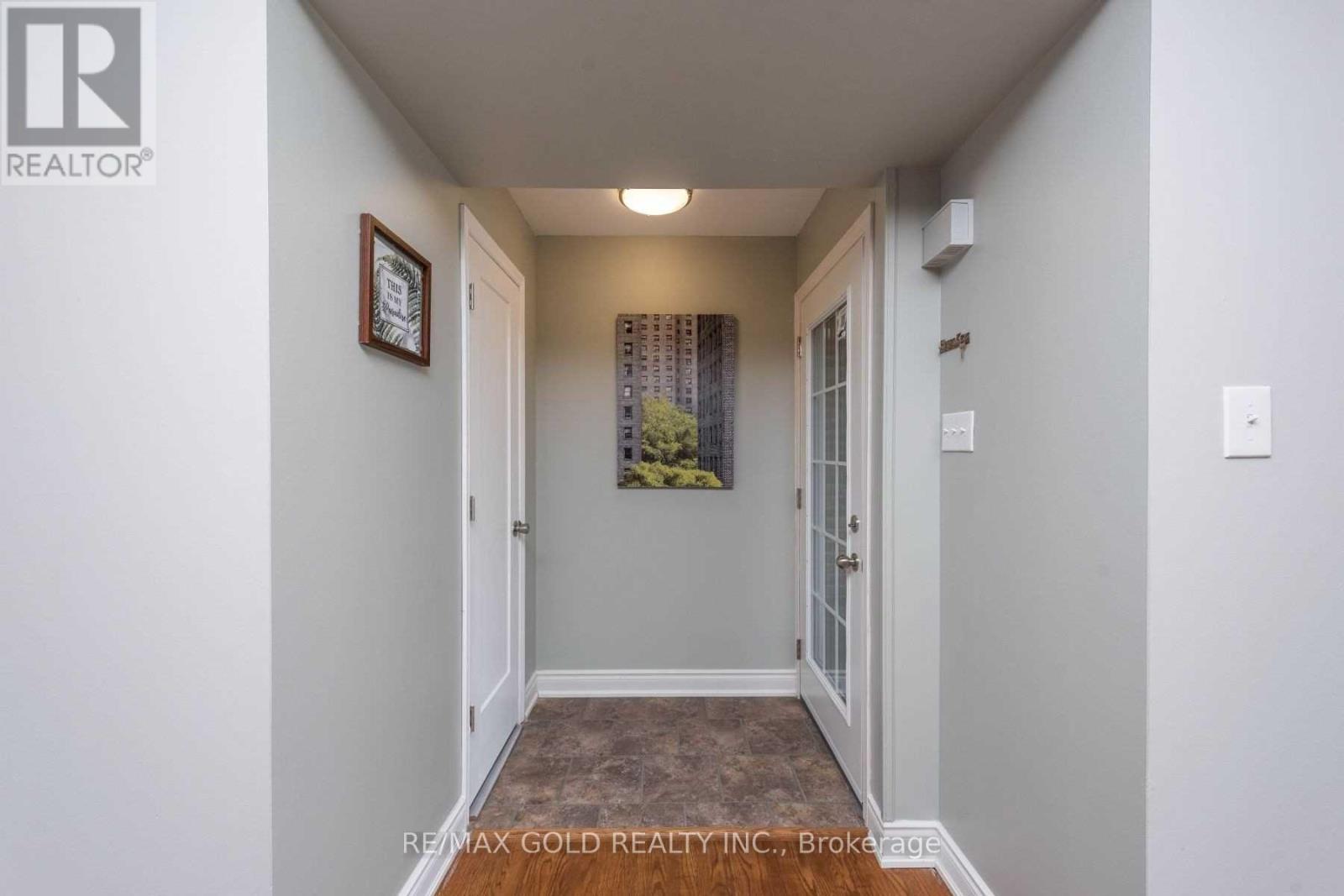 28 Devonshire Drive, Brampton, Ontario  L6T 3G3 - Photo 3 - W12585288