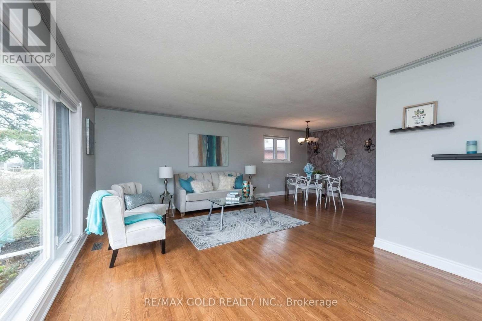 28 Devonshire Drive, Brampton, Ontario  L6T 3G3 - Photo 4 - W12585288