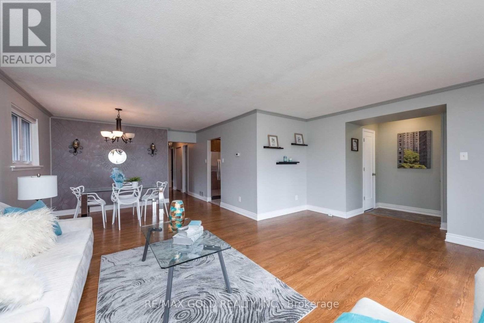 28 Devonshire Drive, Brampton, Ontario  L6T 3G3 - Photo 7 - W12585288