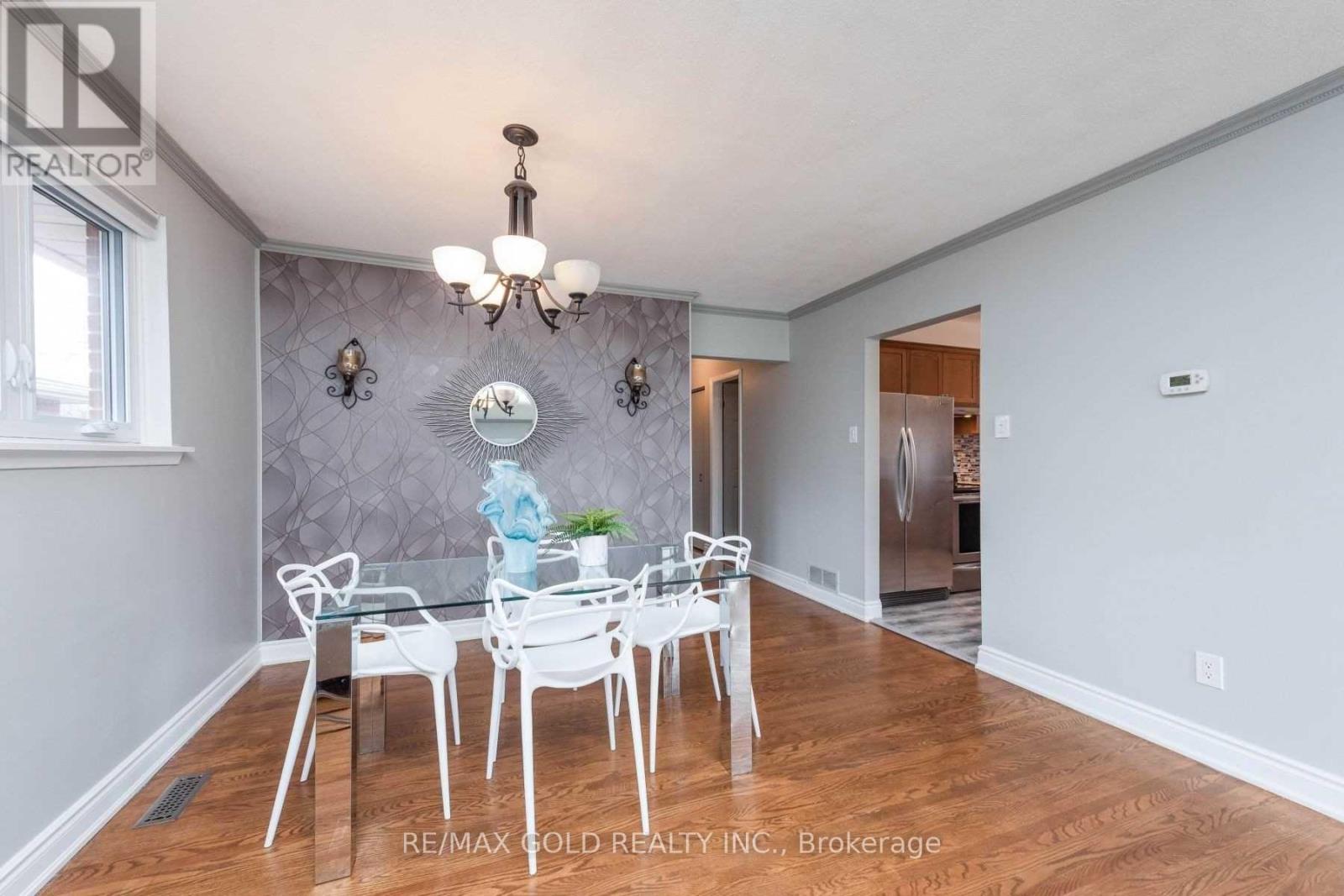 28 Devonshire Drive, Brampton, Ontario  L6T 3G3 - Photo 8 - W12585288