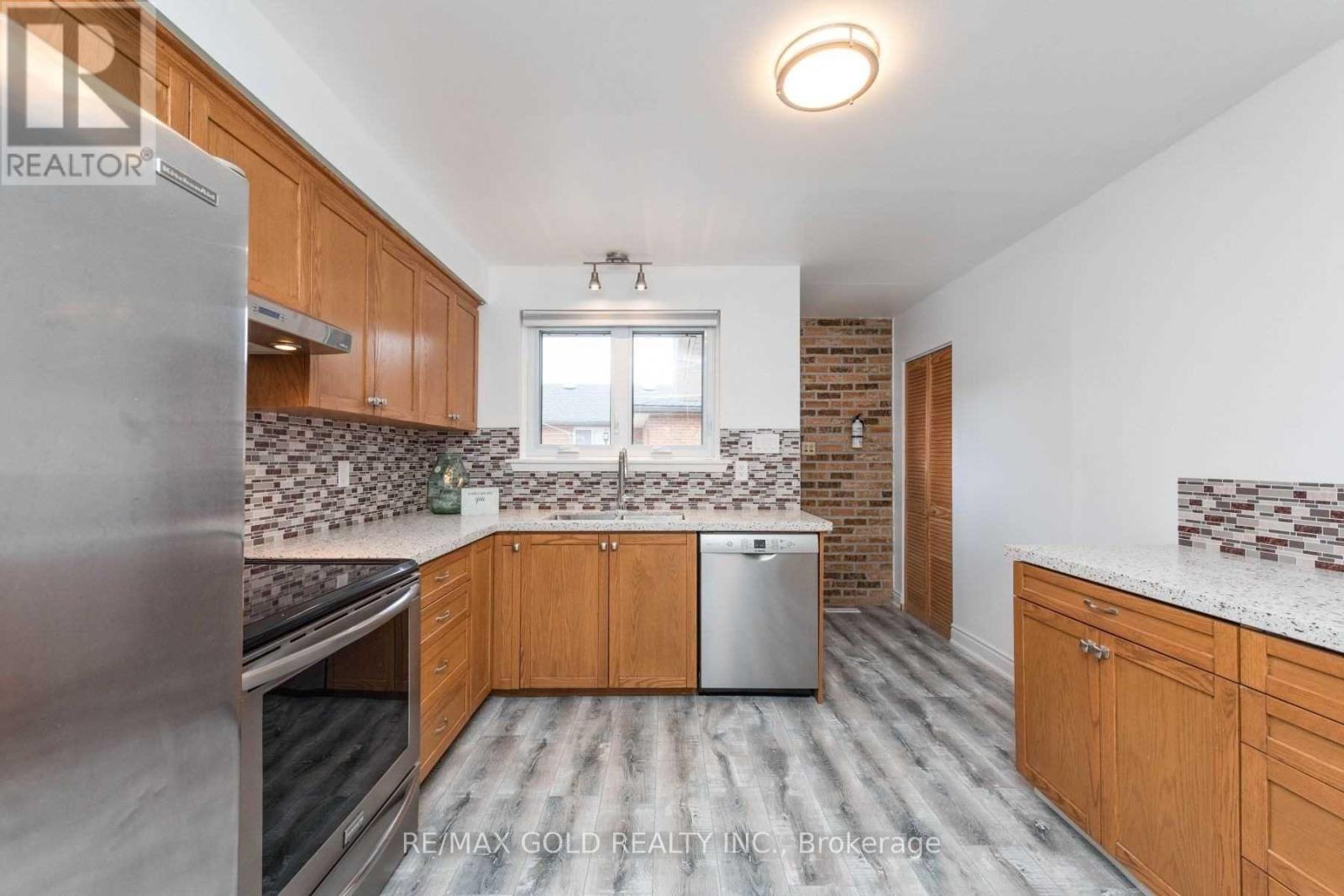 28 Devonshire Drive, Brampton, Ontario  L6T 3G3 - Photo 9 - W12585288