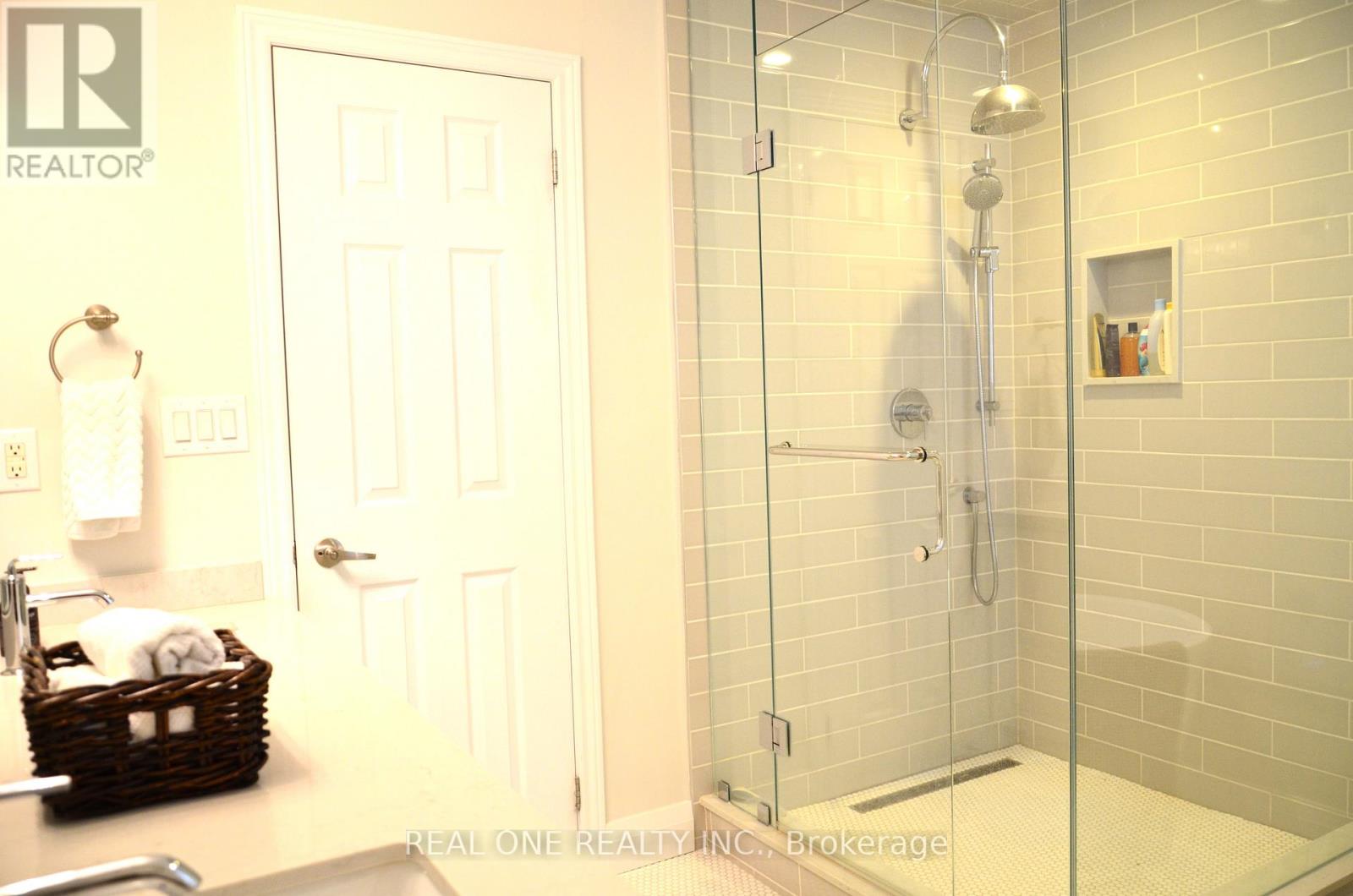 2412 Presquile Drive, Oakville, Ontario  L6H 0A7 - Photo 14 - W12585294