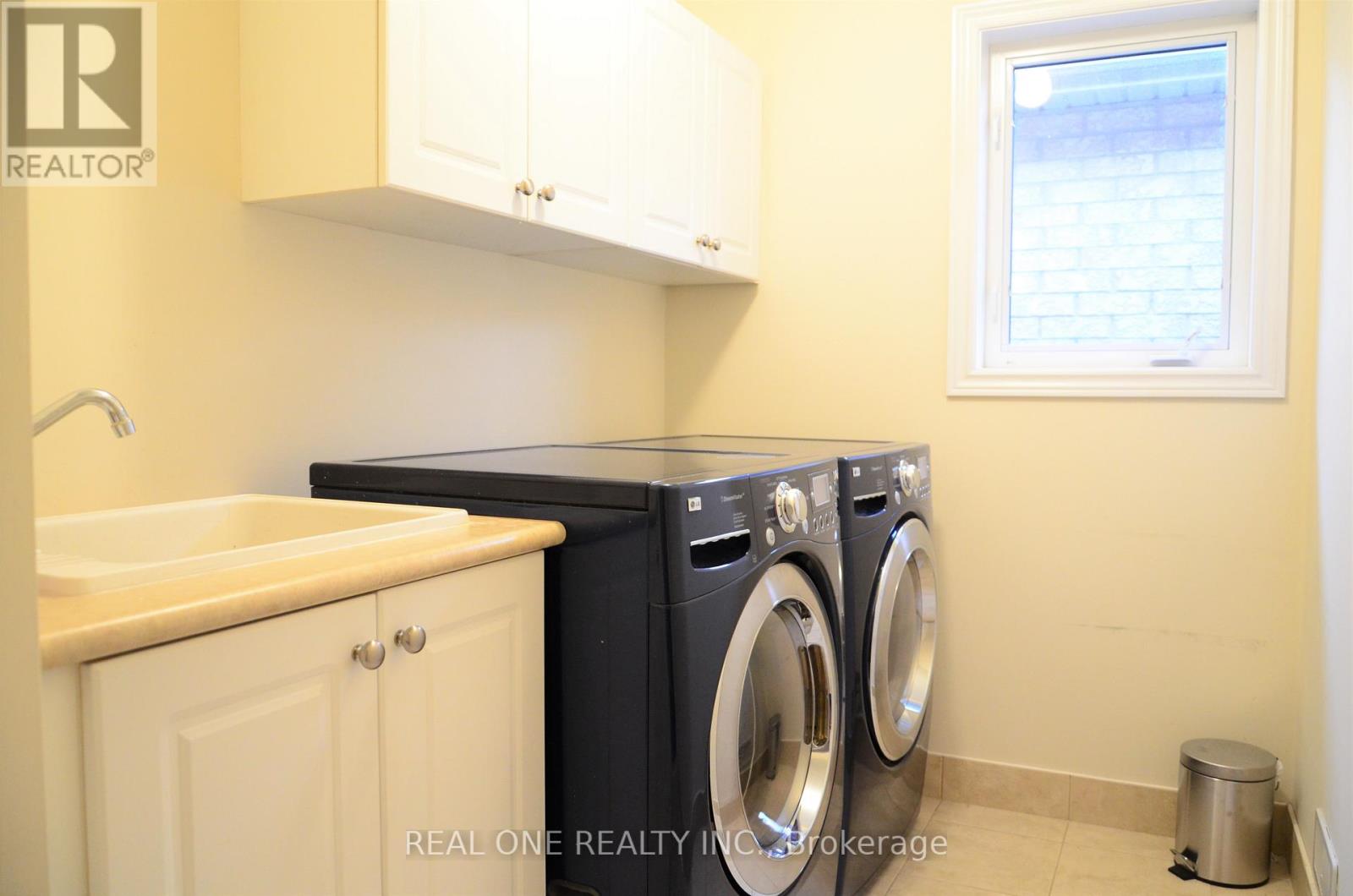 2412 Presquile Drive, Oakville, Ontario  L6H 0A7 - Photo 18 - W12585294