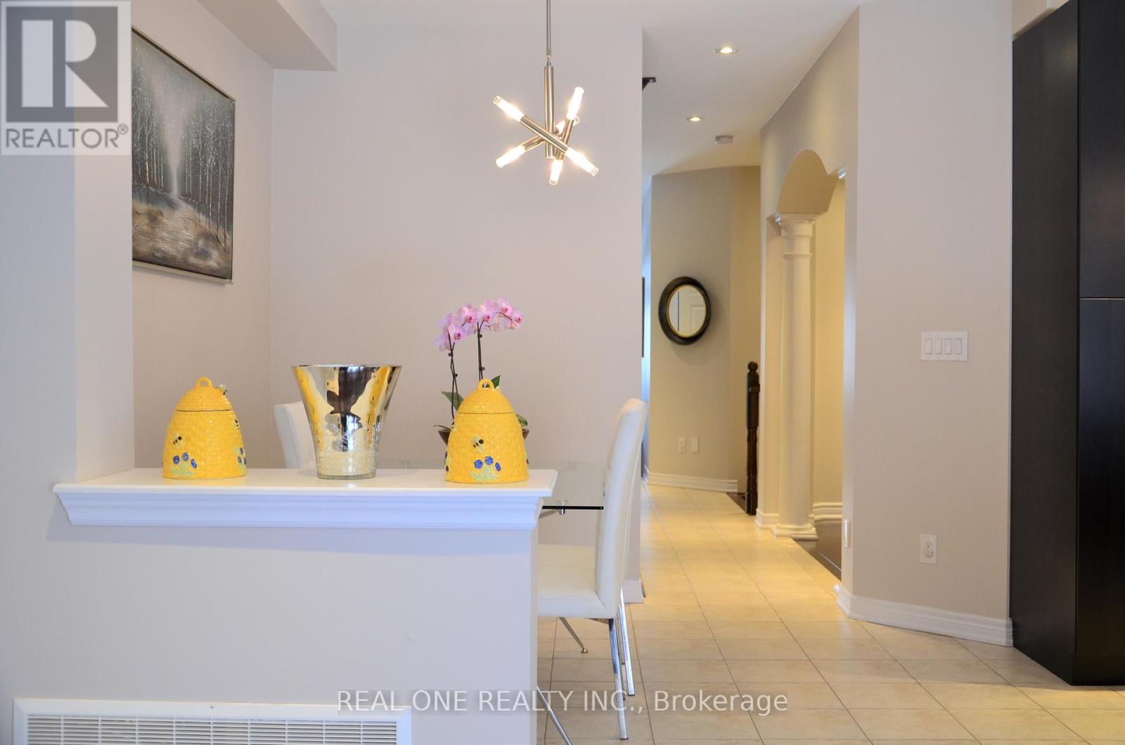 2412 Presquile Drive, Oakville, Ontario  L6H 0A7 - Photo 4 - W12585294