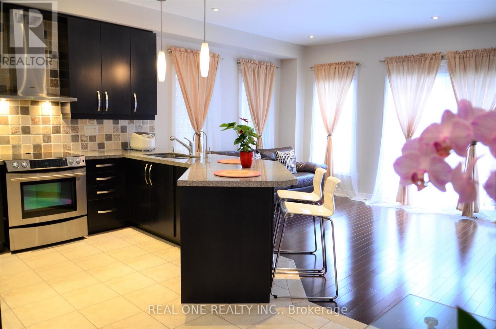 2412 Presquile Drive, Oakville, Ontario  L6H 0A7 - Photo 6 - W12585294